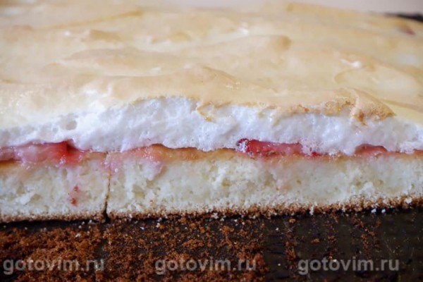 Пирог с клубникой, сливками и корочкой из взбитых белков Пирог с клубникой, сливками и корочкой из взбитых белков