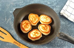 Пышные бездрожжевые оладьи на кефире