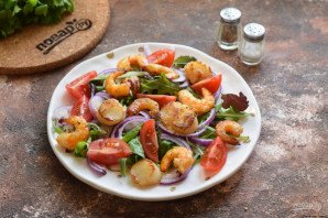 Салат из гребешков с рукколой