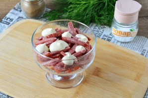 Салат с картошкой фри и колбасой