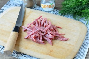 Салат с картошкой фри и колбасой