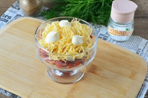 Салат с картошкой фри и колбасой