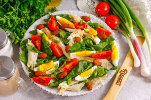 Салат с миндалем и курицей