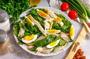 Салат с миндалем и курицей