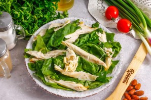 Салат с миндалем и курицей