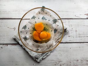 Салат с омлетом и фасолью