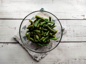 Салат с омлетом и фасолью