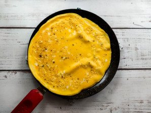 Салат с омлетом и фасолью