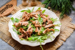 Салат с рукколой и индейкой