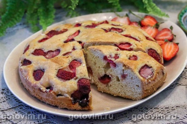 Шарлотка с клубникой