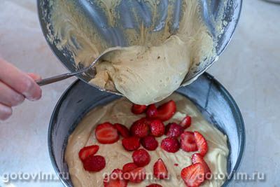 Шарлотка с клубникой