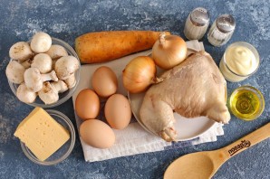 Слоеный салат с окорочком