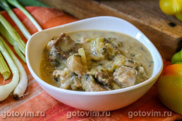 Свинина по-гречески, тушенная с сельдереем и зеленым луком в соусе авголемоно Свинина по-гречески, тушенная с сельдереем и зеленым луком в соусе авголемоно