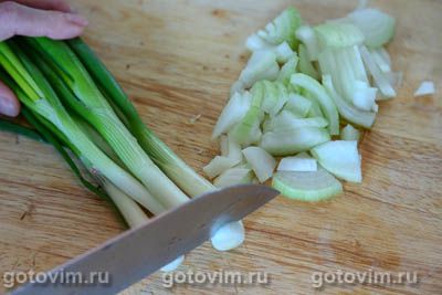 Свинина по-гречески, тушенная с сельдереем и зеленым луком в соусе авголемоно Свинина по-гречески, тушенная с сельдереем и зеленым луком в соусе авголемоно