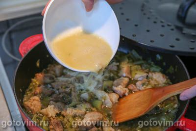 Свинина по-гречески, тушенная с сельдереем и зеленым луком в соусе авголемоно Свинина по-гречески, тушенная с сельдереем и зеленым луком в соусе авголемоно