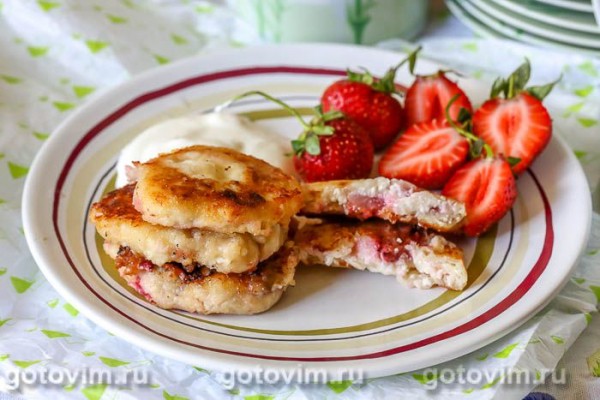 Сырники с клубникой Сырники с клубникой