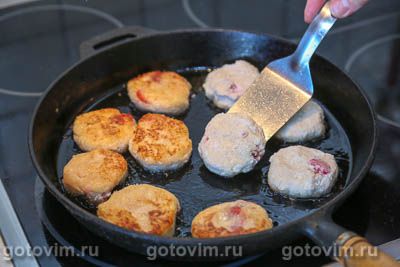 Сырники с клубникой и бананом Сырники с клубникой и бананом
