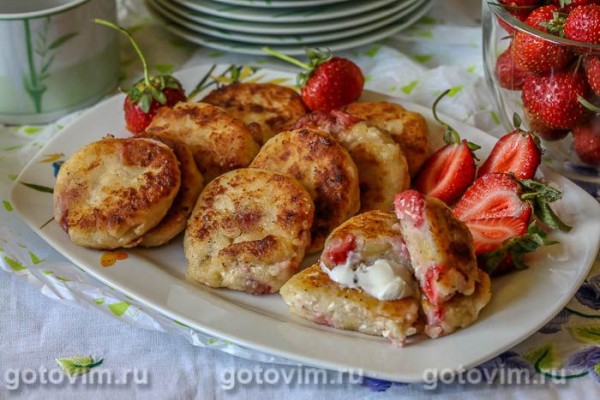 Сырники с клубникой и бананом Сырники с клубникой и бананом