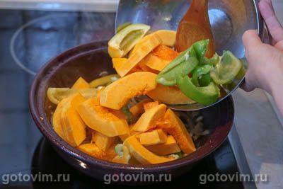 Тажин из свиной грудинки с тыквой и сладким перцем