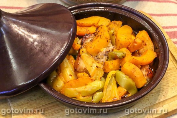 Тажин из свиной грудинки с тыквой и сладким перцем