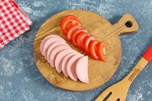 "Ушки" с колбасой и помидорами