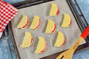 "Ушки" с колбасой и помидорами