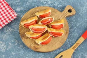 "Ушки" с колбасой и помидорами