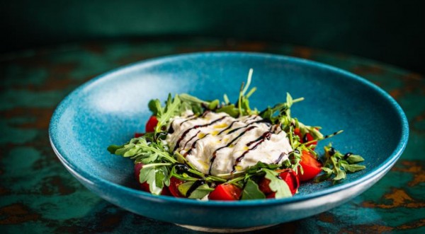 Быстрый салат с рукколой, томатами и страчателлой, пошаговый рецепт с фото