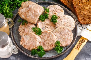 Домашняя колбаса из свинины в бутылке