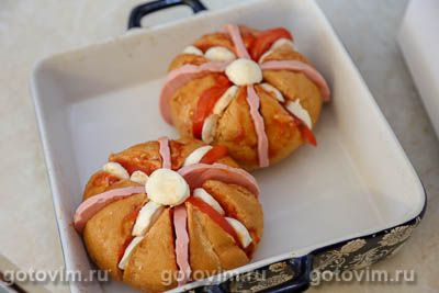 Горячие булочки, фаршированные колбасой, помидорами и сыром моцарелла