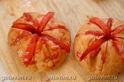 Горячие булочки, фаршированные колбасой, помидорами и сыром моцарелла