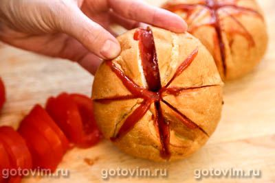 Горячие булочки, фаршированные колбасой, помидорами и сыром моцарелла