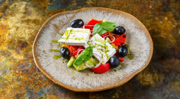 Греческий салат со сладкими томатами и соусом из петрушки, пошаговый рецепт с фото Греческий салат со сладкими томатами и соусом из петрушки, пошаговый рецепт с фото