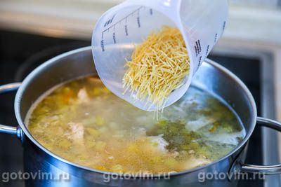Куриный суп с зеленым горошком и вермишелью