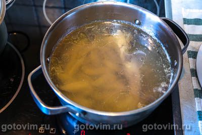 Куриный суп с зеленым горошком и вермишелью