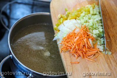 Куриный суп с зеленым горошком и вермишелью