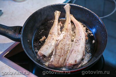 Минтай, жаренный с луком и беконом Минтай, жаренный с луком и беконом