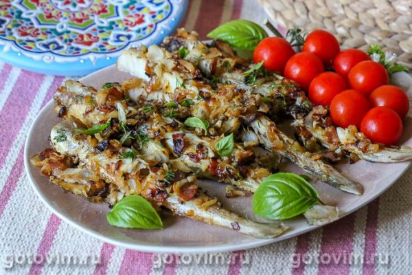 Минтай, жаренный с луком и беконом Минтай, жаренный с луком и беконом