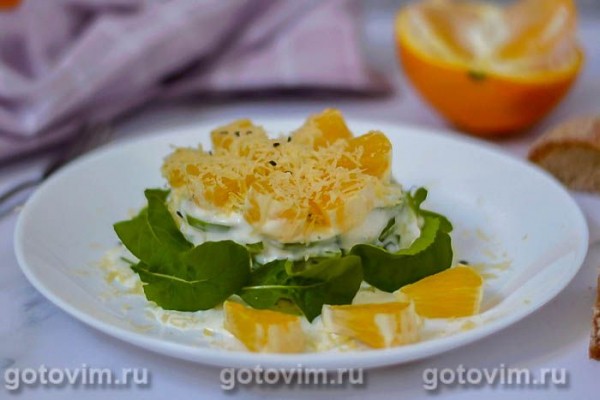 Нежный слоеный салат из авокадо с огурцом, сельдереем и апельсинами