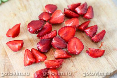 Салат из клубники с огурцами и сыром моцарелла Салат из клубники с огурцами и сыром моцарелла