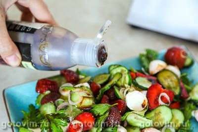Салат из клубники с огурцами и сыром моцарелла Салат из клубники с огурцами и сыром моцарелла