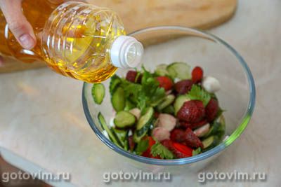 Салат из клубники с огурцами и сыром моцарелла Салат из клубники с огурцами и сыром моцарелла