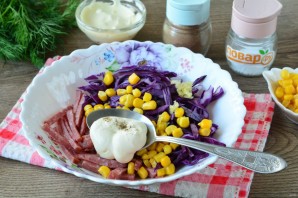 Салат из краснокочанной капусты с колбасой