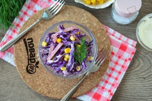 Салат из краснокочанной капусты с колбасой