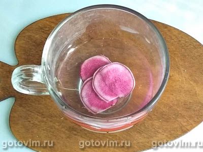 Салат из сыра с яйцом и красной редькой под острой заправкой Салат из сыра с яйцом и красной редькой под острой заправкой