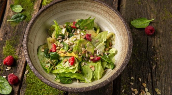 Салат с авокадо, манго и тыквенными семечками, пошаговый рецепт с фото