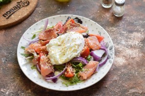 Салат с лососем и яйцом пашот Салат с лососем и яйцом пашот