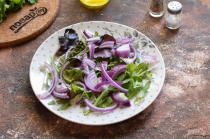 Салат с лососем и яйцом пашот Салат с лососем и яйцом пашот