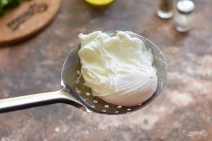 Салат с лососем и яйцом пашот Салат с лососем и яйцом пашот