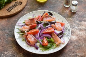 Салат с лососем и яйцом пашот Салат с лососем и яйцом пашот